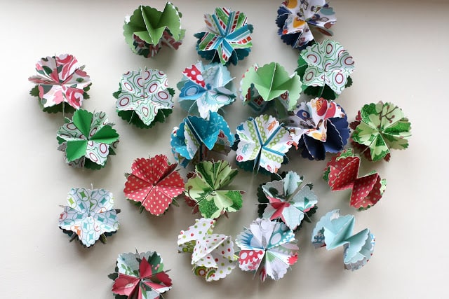 interesting-small-diy-christmas-paper-flowery-ornaments-using-colorful-papers